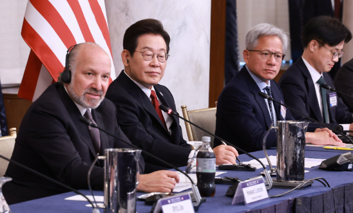 이재명 대통령이 25일(현지시간) 미국 워싱턴DC 윌라드 호텔에서 열린 한미 비즈니스 라운드 테이블에서 하워드 러트닉 상무장관의 발언을 듣고 있다. 연합뉴스