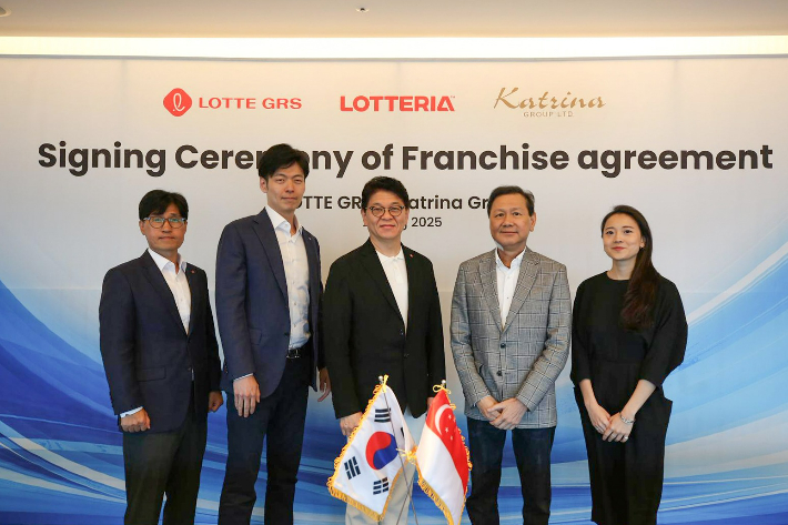  25일 롯데월드타워에서 이권형 롯데GRS 글로벌사업부문 상무, 신유열 롯데지주 미래성장실장(부사장), 차우철 롯데GRS 대표이사와 카트리나 그룹 알란 고 대표, 크리스탈 고 이사가 기념 촬영을 하고 있다. (좌측부터). 롯데GRS 제공