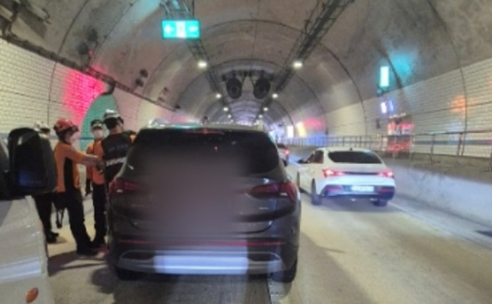 25일 부산 천마터널 차량 추돌사고 현장. 부산경찰청 제공