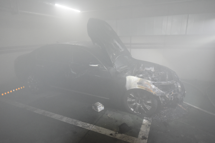 불에 탄 승용차. 대전 둔산소방서 제공