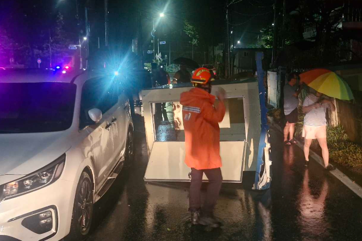 지난 25일 오후 9시 16분쯤 강원 화천군 화천군청 인근 도로 공사 현장에서 간이화장실 구조물이 낙하했다는 신고가 접수돼 소방당국이 안전 조치에 나섰다. 강원소방본부 제공.