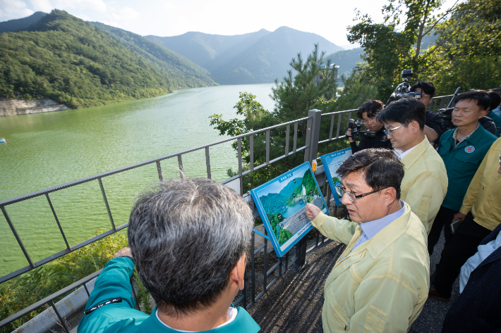 사진은 김성환 환경부장관이 지난 22일 강릉 가뭄 대책과 관련, 강원도 평창군 소재 도안댐을 찾아 시설과 수질 현황을 살펴본 모습. 환경부 제공