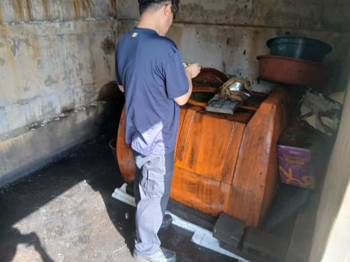 제주도내 항포구의 폐유보관시설을 점검하는 해경. 제주해경청 제공