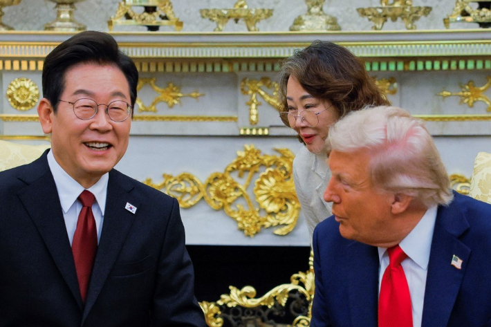 미국 워싱턴DC 백악관에서 열린 이재명 대통령과 도널드 트럼프 미국 대통령의 회담에서 이연향 미국 국무부 통역국장이 트럼프 대통령을 위해 통역하고 있다. 연합뉴스