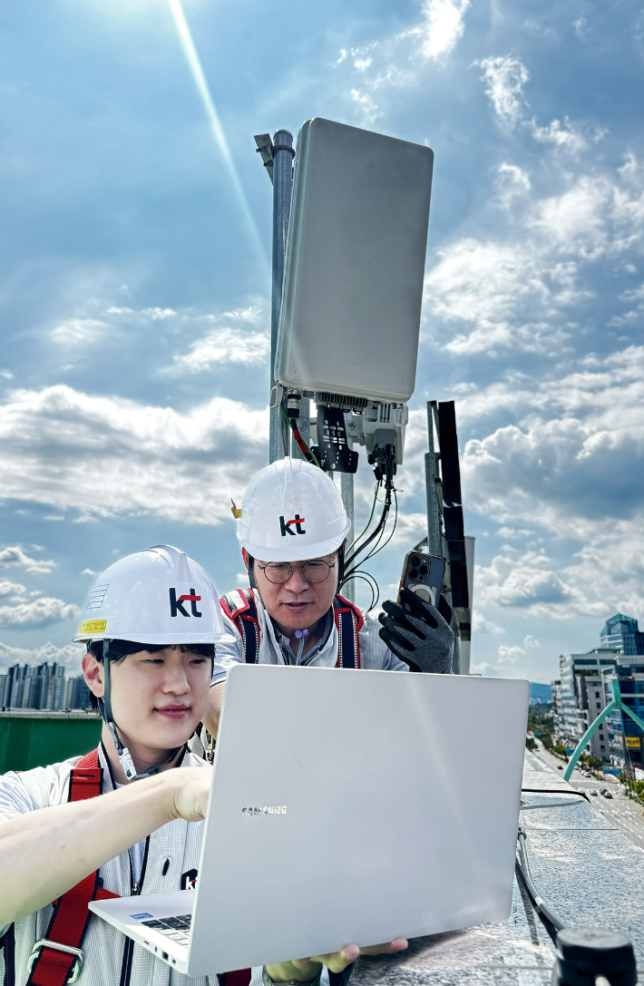 KT(대표이사 김영섭)가 상용 5G 네트워크에서 AI-RAN(인공지능 기반 무선접속망) 기술 검증을 시작했다고 26일 밝혔다. KT 제공