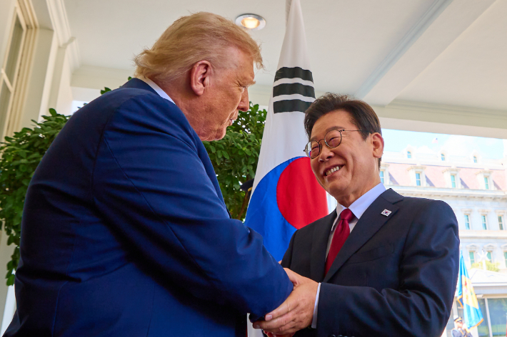 이재명 대통령이 25일(현지시간) 미국 워싱턴 DC 백악관에서 영접나온 도널드 트럼프 미국 대통령과 악수하고 있다. 연합뉴스