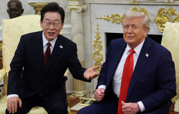 이재명 대통령과 도널드 트럼프 미국 대통령이 25일(현지시간) 미국 워싱턴DC 백악관에서 정상회담을 하고 있다. 연합뉴스