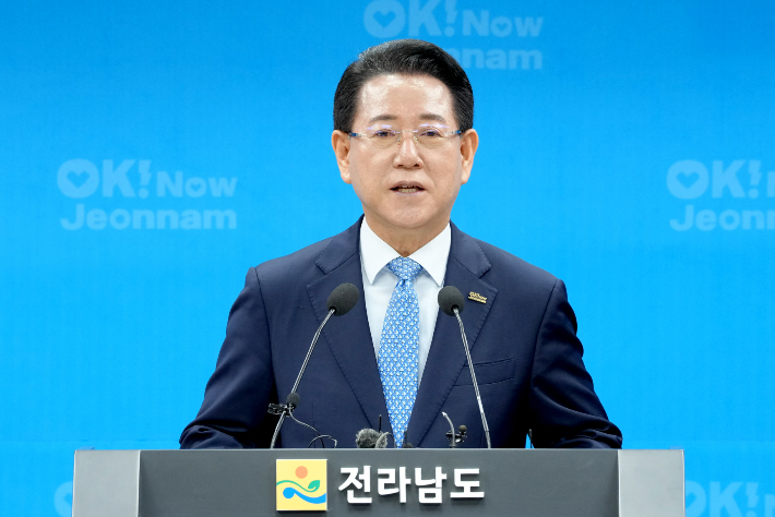 [기자 수첩] 김영록 지사, "발이 하늘을 나는 기분입니다"