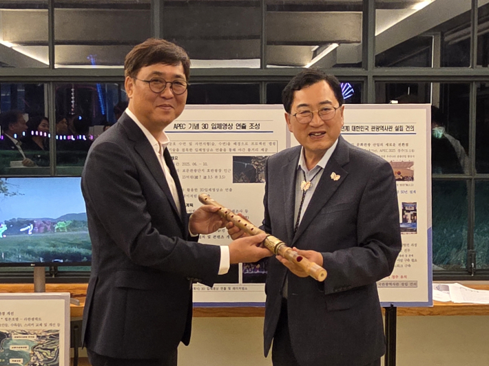 최휘영 문화체육관광부 장관(왼쪽)이 APEC 정상회의가 열리는 경주를 방문해 주낙영 경주시장과 기념촬영을 하고 있다. 경주시 제공