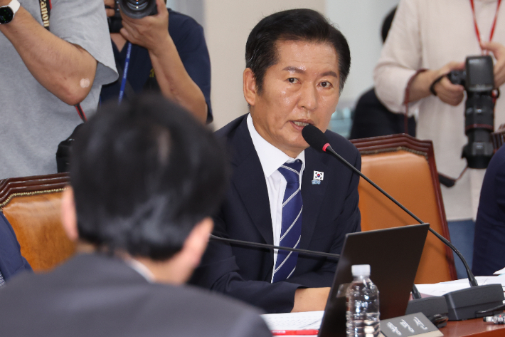 더불어민주당 정청래 대표가 25일 국회 국방위원회 전체회의에서 안규백 국방부 장관에게 질의하고 있다. 연합뉴스