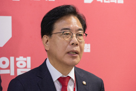 국민의힘 송언석 비상대책위원장 겸 원내대표가 26일 국회에서 한미 정상회담 관련 브리핑을 하고 있다. 연합뉴스