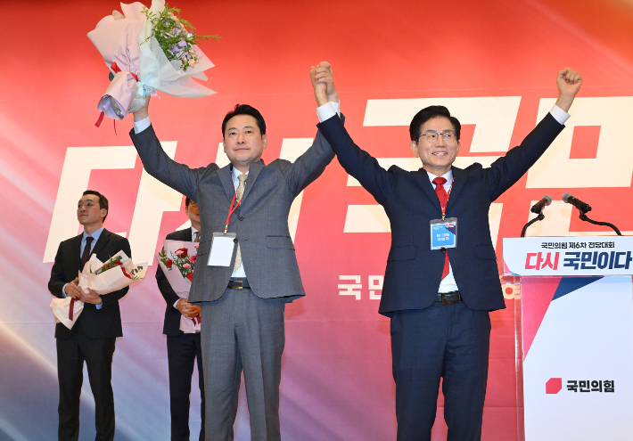 국민의힘 장동혁 신임 당대표가 26일 서울 여의도 국회도서관에서 열린 제6차 전당대회 결선에서 당대표로 선출된 뒤 김문수 후보와 함께 인사하고 있다. 연합뉴스