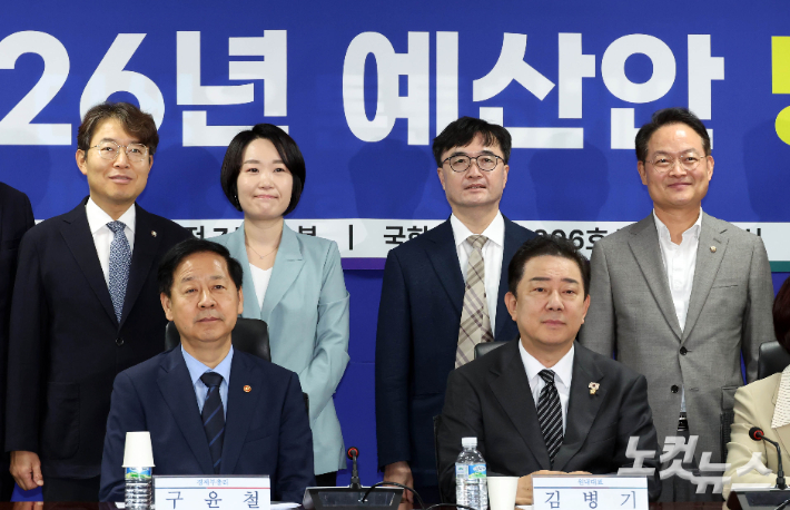 구윤철 경제부총리 겸 기재부 장관, 더불어민주당 김병기 원내대표 등이 26일 오전 국회 의원회관에서 열린 '2026년 예산안 당정협의' 에 참석해 기념촬영 하고 있다. 황진환 기자