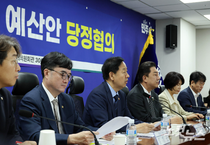 구윤철 경제부총리 겸 기재부 장관이 26일 오전 국회 의원회관에서 열리 '2026년 예산안 당정협의' 에 참석해 인사말 하고 있다. 황진환 기자