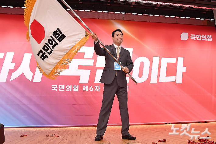 국힘 새 대표 '반탄' 장동혁 "우파시민들과 이재명 정권 끌어내릴 것"[노컷네컷]