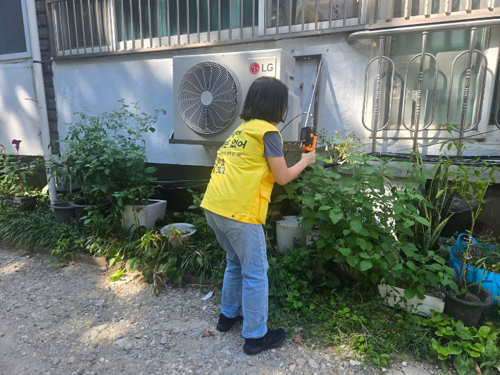 서울시 직원이 대학가의 에어컨 실외기에 마약류를 탐지하고 있다. 서울시 제공