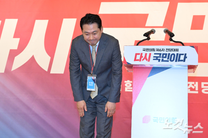 국민의힘 당 대표로 선출된 장동혁 후보가 26일 국회 도서관에서 열린 전당대회 결선장에서 고개 숙여 지지자들에게 인사하고 있다. 황진환 기자