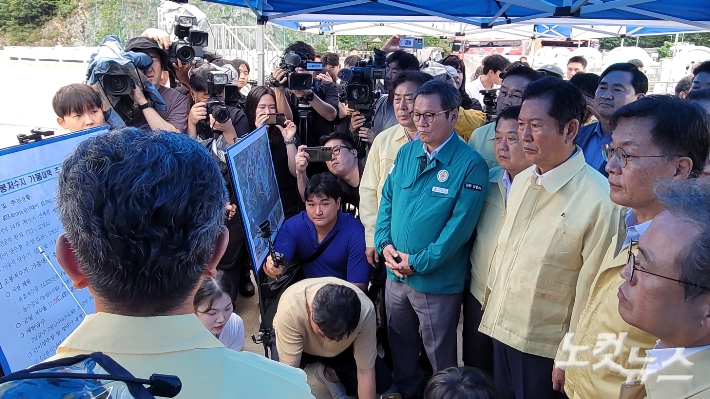 26일 오전 강릉 오봉저수지를 찾은 더불어민주당 정청래 대표. 전영래 기자