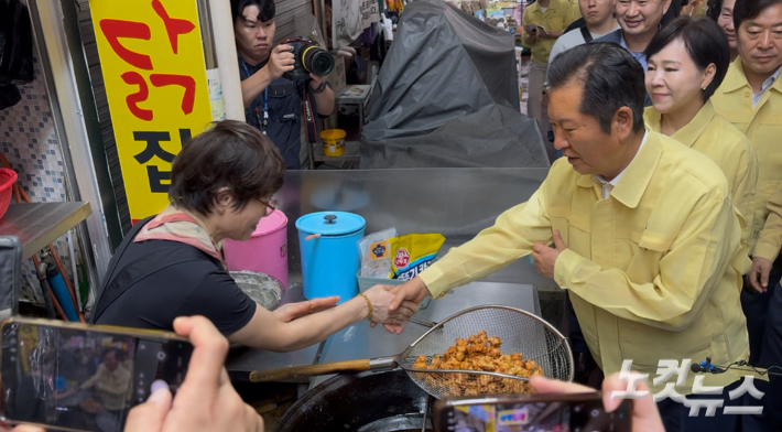 26일 오전 강릉 중앙시장을 찾은 더불어민주당 정청래 대표. 전영래 기자