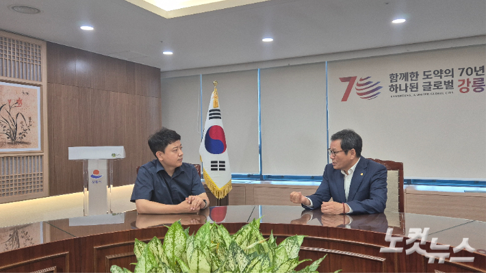 강원CBS.강원영동CBS 시사프로그램 <최진성의 위클리오늘>에 출연한 김홍규 강릉시장. 강민주 PD