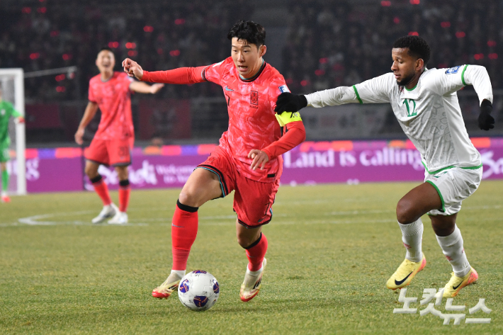 손흥민이 20일 경기도 고양종합운동장에서 열린 2026 국제축구연맹(FIFA) 북중미 월드컵 아시아 지역 3차 예선 대한민국 대 오만 경기에서 드리블을 하고 있다. 류영주 기자