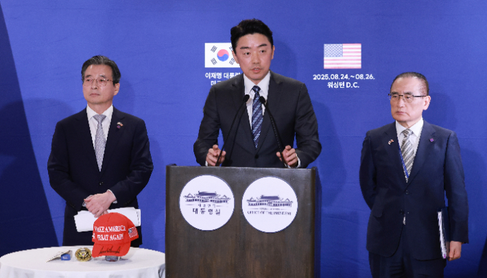 김용범 대통령실 정책실장(왼쪽부터), 강훈식 대통령 비서실장, 위성락 국가안보실장이 25일(현지시간) 미국 워싱턴DC의 한국프레스센터가 마련된 호텔에서 이재명 대통령과 도널드 트럼프 미국 대통령의 한미정상회담 관련 브리핑을 하고 있다. 연합뉴스