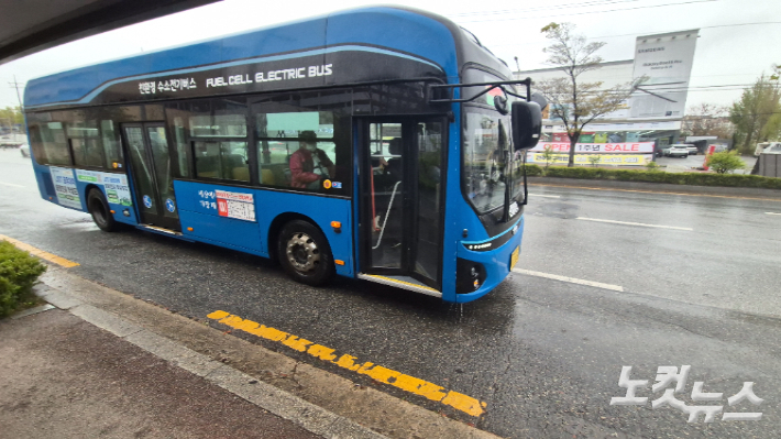 승강장에 들어서는 전주 시내버스. 심동훈 기자