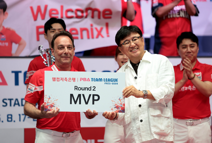 팀 리그 2라운드 MVP에 오른 산체스와 PBA 장상진 부총재. PBA