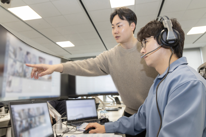 4월 19일 삼성전자 인재개발원(경기도 용인)에서 삼성전자 감독관이 상반기 삼성직무적성검사 응시자를 대상으로 예비 소집을 진행하는 모습. 삼성전자 제공