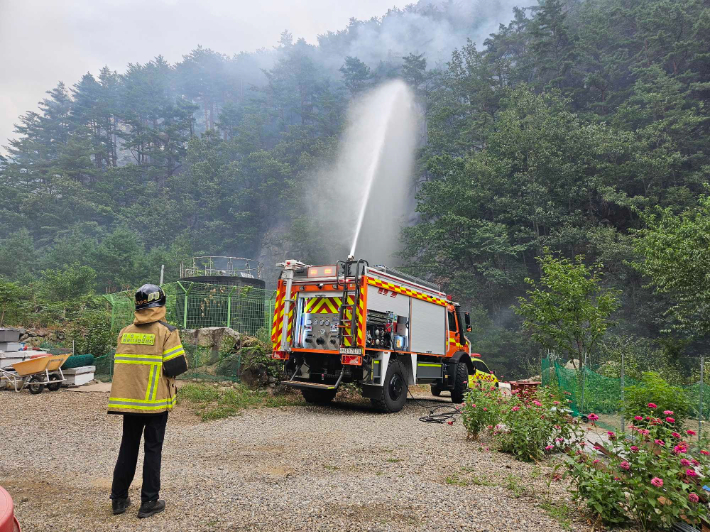 26 오전 6시 53분쯤 삼척시 가곡면 오목리 야산에서 산불이 재발화했다. 이에 산림당국은 이날 오전 9시 38분을 기해 '산불 1단계'를 발령했다. 강원소방본부 제공 