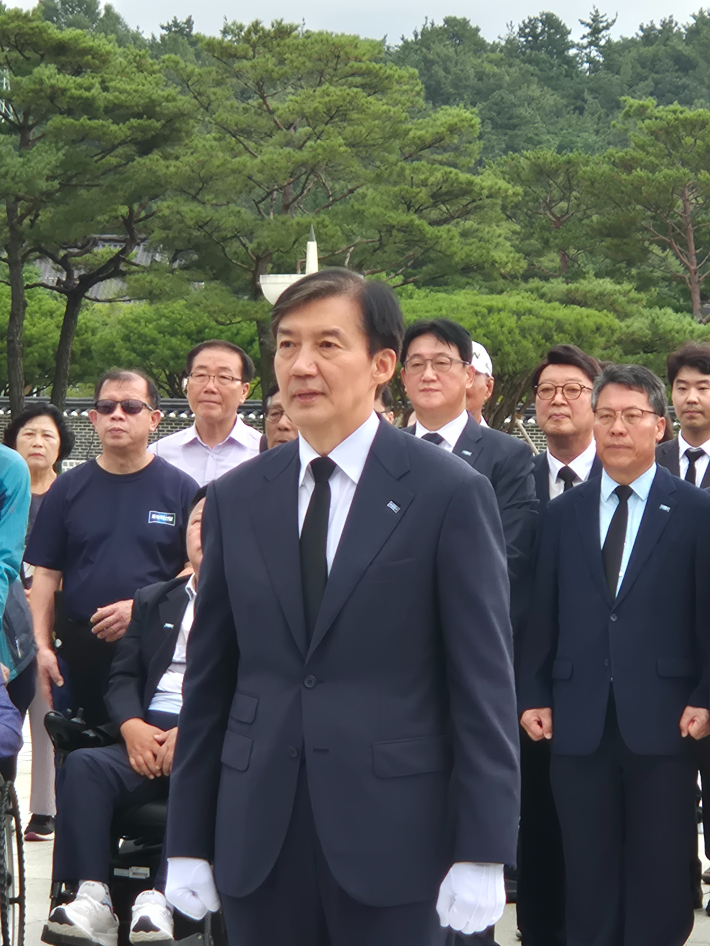 조국혁신당 조국 혁신정책연구원장이 26일 특별사면·복권 이후 처음으로 호남을 찾아 5·18 묘지를 참배하고 있다. 조시영 기자