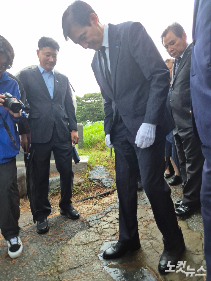 조국혁신당 조국 혁신정책연구원장이 26일 특별사면·복권 이후 처음으로 호남을 찾아 국립 5·18 민주묘지 참배에 앞서 전두환 기념비를 밟고 았다. 조시영 기자