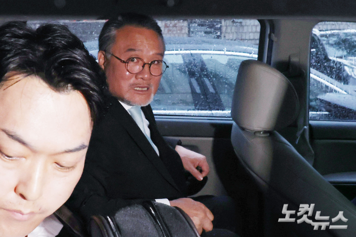 주가조작 의혹으로 김건희 여사 관련 의혹을 수사하는 민중기 특별검사팀의 조사를 받은 이일준 삼부토건 회장이 지난 7월 17일 서울 서초구 서울중앙지방법원에서 열린 구속 전 피의자 심문(영장실질심사)을 받은 뒤 법원을 나서고 있다. 류영주 기자