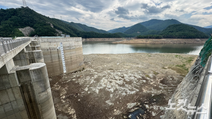 극한 가뭄으로 바닥까지 드러난 강릉 오봉저수지. 전영래 기자