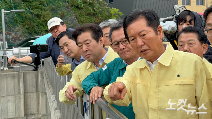 26일 오전 강릉 오봉저수지를 찾은 더불어민주당 정청래 대표. 전영래 기자