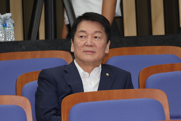 국민의힘 안철수 의원이 25일 서울 여의도 국회에서 열린 의원총회에 참석하고 있다. 연합뉴스