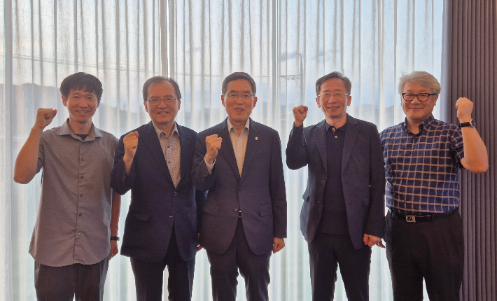 한국기술교육대 유길상 총장(가운데)과 학교 관계자들이 충남 RISE센터 승융배 센터장(왼쪽 두 번째)과 간담회를 갖고 기념 촬영을 하고 있다. 한기대 제공