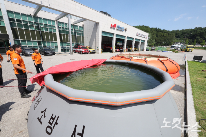 극한 가뭄이 이어지면서 소방용수 공급에 차질이 생기지 않도록 연곡 정수장으로부터 소방용수 88톤을 사전 확보해 이동식 저수조 5개소를 배치한 모습. 전영래 기자