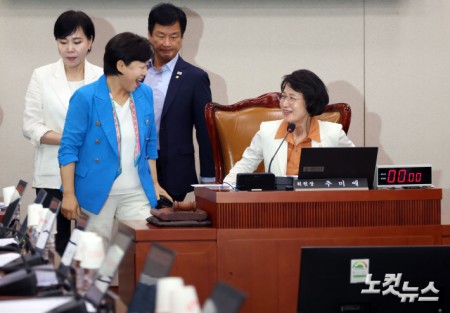 법사위 회의실 들어선 추미애