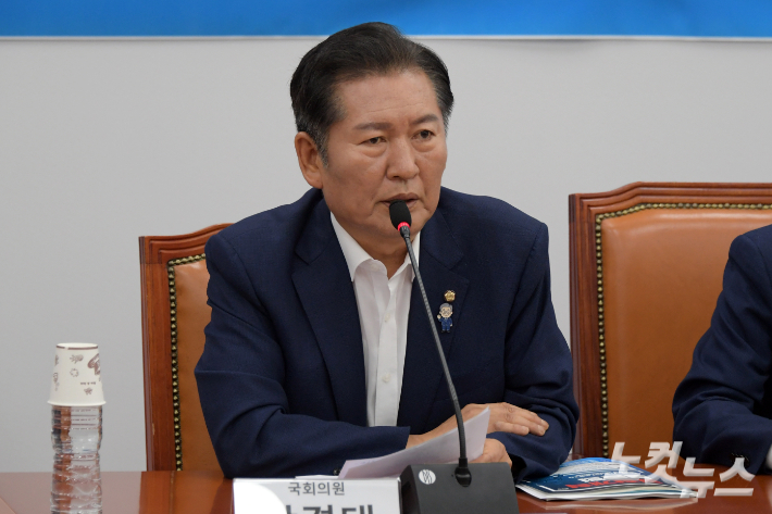 지난 7월 2일 서울 여의도 국회에서 열린 더불어민주당 검찰개혁토론회에서 당대표 후보인 정청래 의원이 축사를 하고 있다. 윤창원 기자