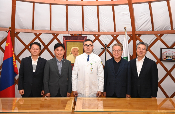 조용익(왼쪽 두 번째) 부천시장이 22일 '몽골 국립외상정형센터'를 방문해 주요 병원시설을 살펴보고 병원장과 의료 교류 방안에 대해 논의했다. 부천시 제공