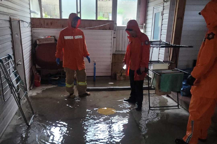 26일 오전 7시 21분쯤 화천군 사내면의 한 주택이 침수돼 소방당국이 배수 작업을 벌였다. 강원소방 제공