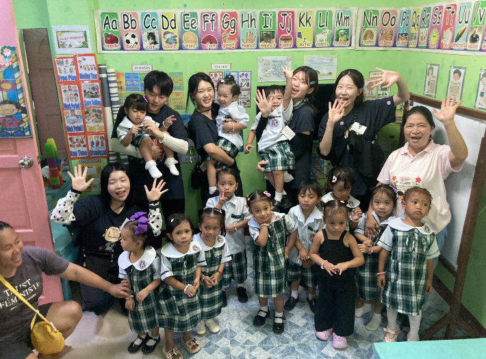 동국대 WISE캠퍼스 유아교육과 학생들이 필리핀에서 해외교육봉사 활동을 펼치고 있다. 동국대 제공