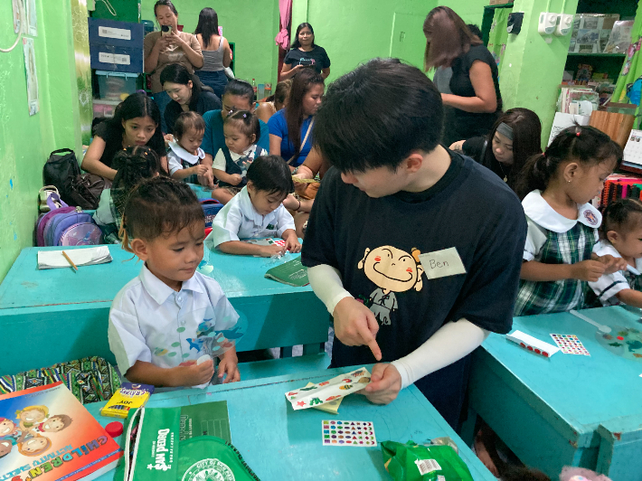 동국대 WISE캠퍼스 유아교육과 학생들이 필리핀에서 해외교육봉사 활동을 펼치고 있다. 동국대 제공