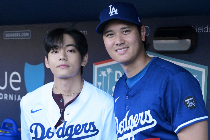 25일 LA 다저스타디움에서 만난 BTS 뷔와 LA 다저스의 오타니 쇼헤이. 연합뉴스 
