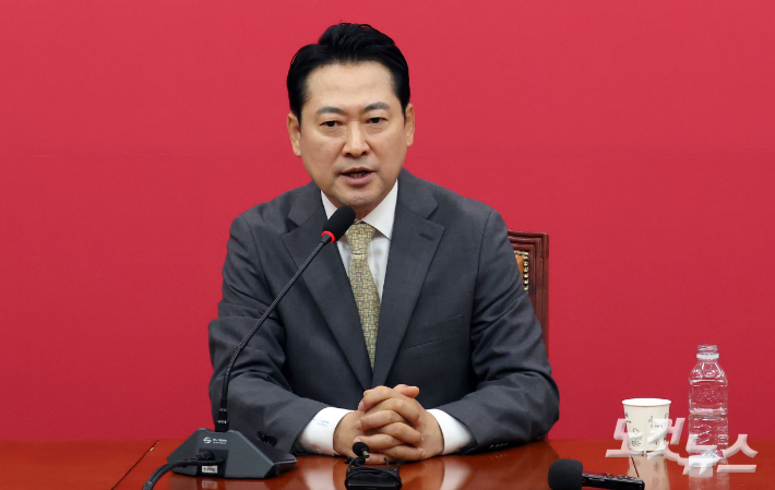 국민의힘 장동혁 신임 당대표가 26일 오전 국회에서 기자회견을 갖고 취재진의 질문에 답하고 있다. 황진환 기자