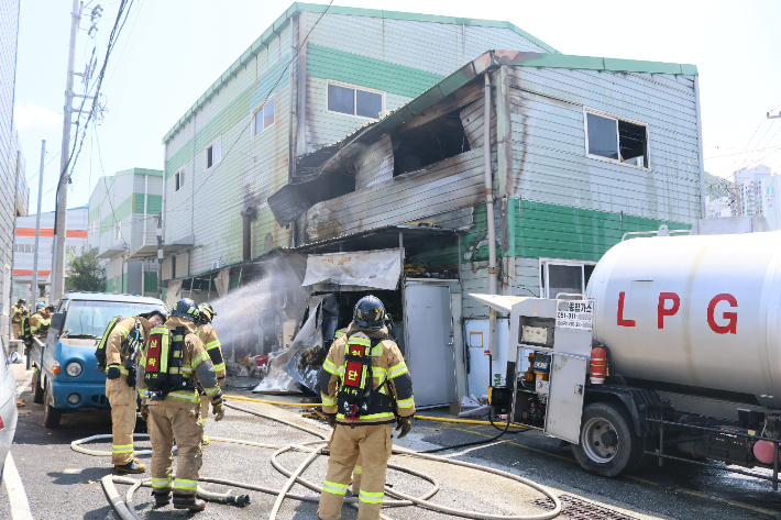 26일 오후 12시 20분쯤 부산 사상구의 한 공장에서 불이 나 2명이 중상을 입었다. 부산소방재난본부 제공