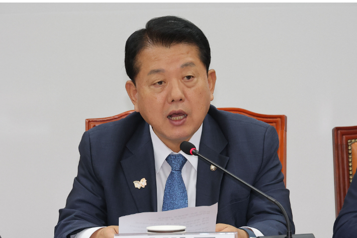 김병주 민주당 3대특검 종합대응특위 위원장이 25일 서울 여의도 국회에서 열린 특위 전체회의에 참석해 발언하고 있다. 연합뉴스