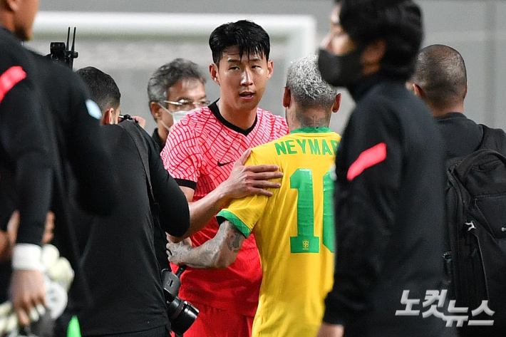 2일 오후 서울월드컵경기장에서 열린 축구 국가대표 평가전 대한민국과 브라질의 경기를 마친 손흥민과 네이마르가 인사하고 있다. 박종민 기자