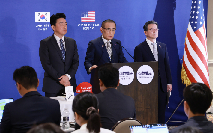 강훈식 대통령 비서실장(왼쪽부터), 위성락 국가안보실장, 김용범 정책실장이 25일(현지시간) 미국 워싱턴DC의 한국프레스센터가 마련된 호텔에서 이재명 대통령과 도널드 트럼프 미국 대통령의 한미정상회담 관련 브리핑을 하고 있다. 연합뉴스